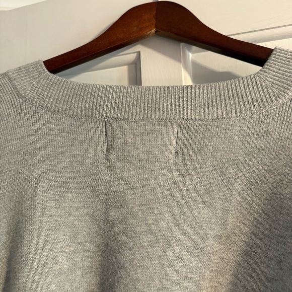 Abercrombie & Fitch Gray V-Neck Sweater with Eagles Design - Picture 4 of 7